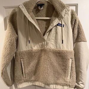 Patagonia Beige and Off-White Parka Pullover Retro X Fleece Jacket XS Like New